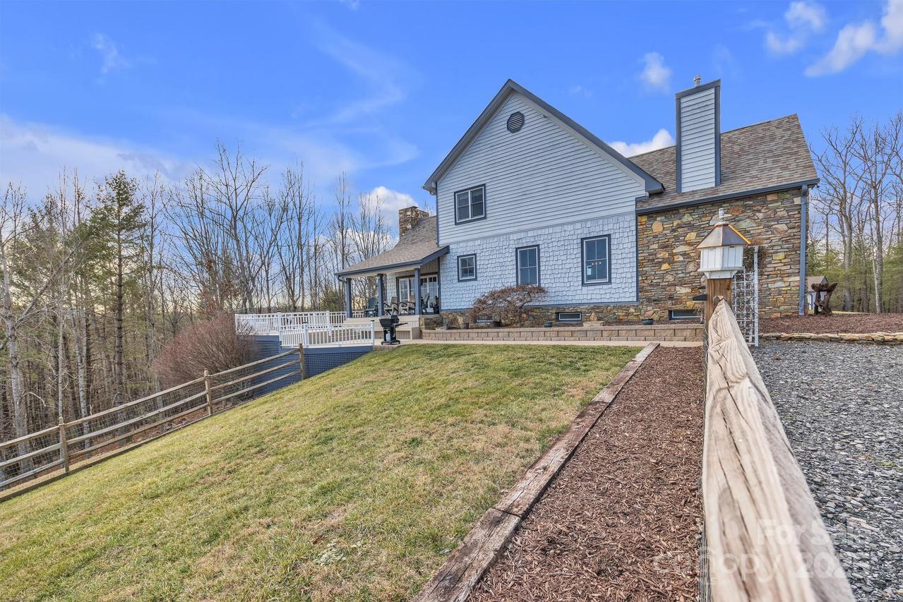559 Brownstone Ln., Crumpler, NC 28617
