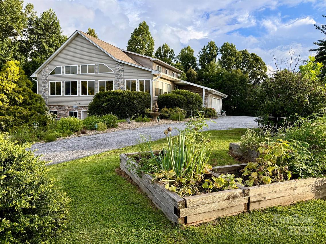 150 Hobby Horse Ln., Hendersonville, NC 28792