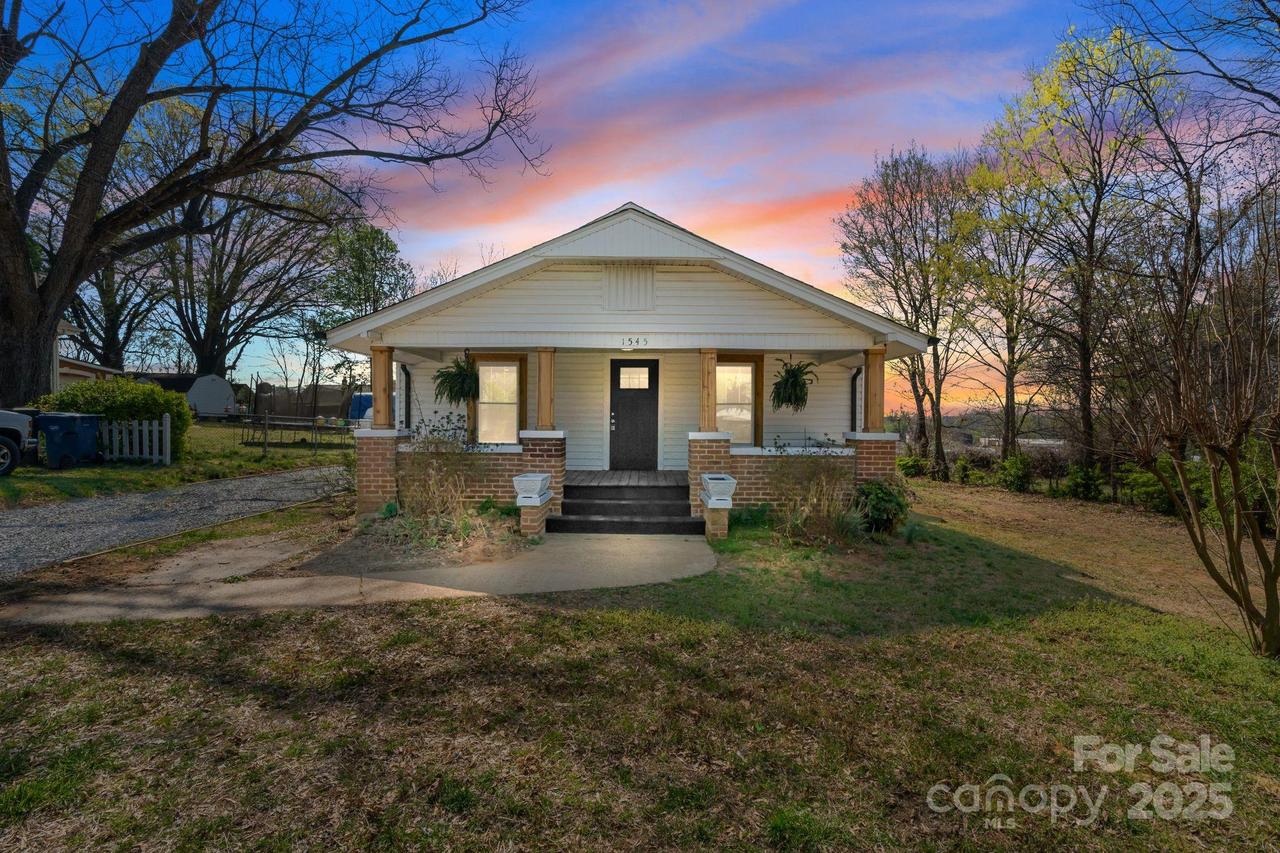 1545 7th Avenue Dr., Hickory, NC 28602