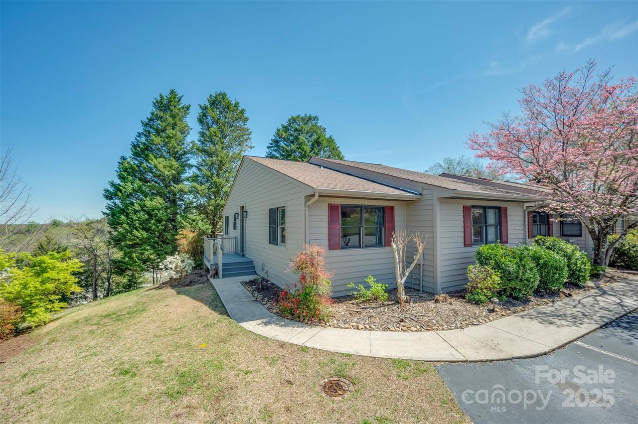 77 Chestnut St., Tryon, NC 28782