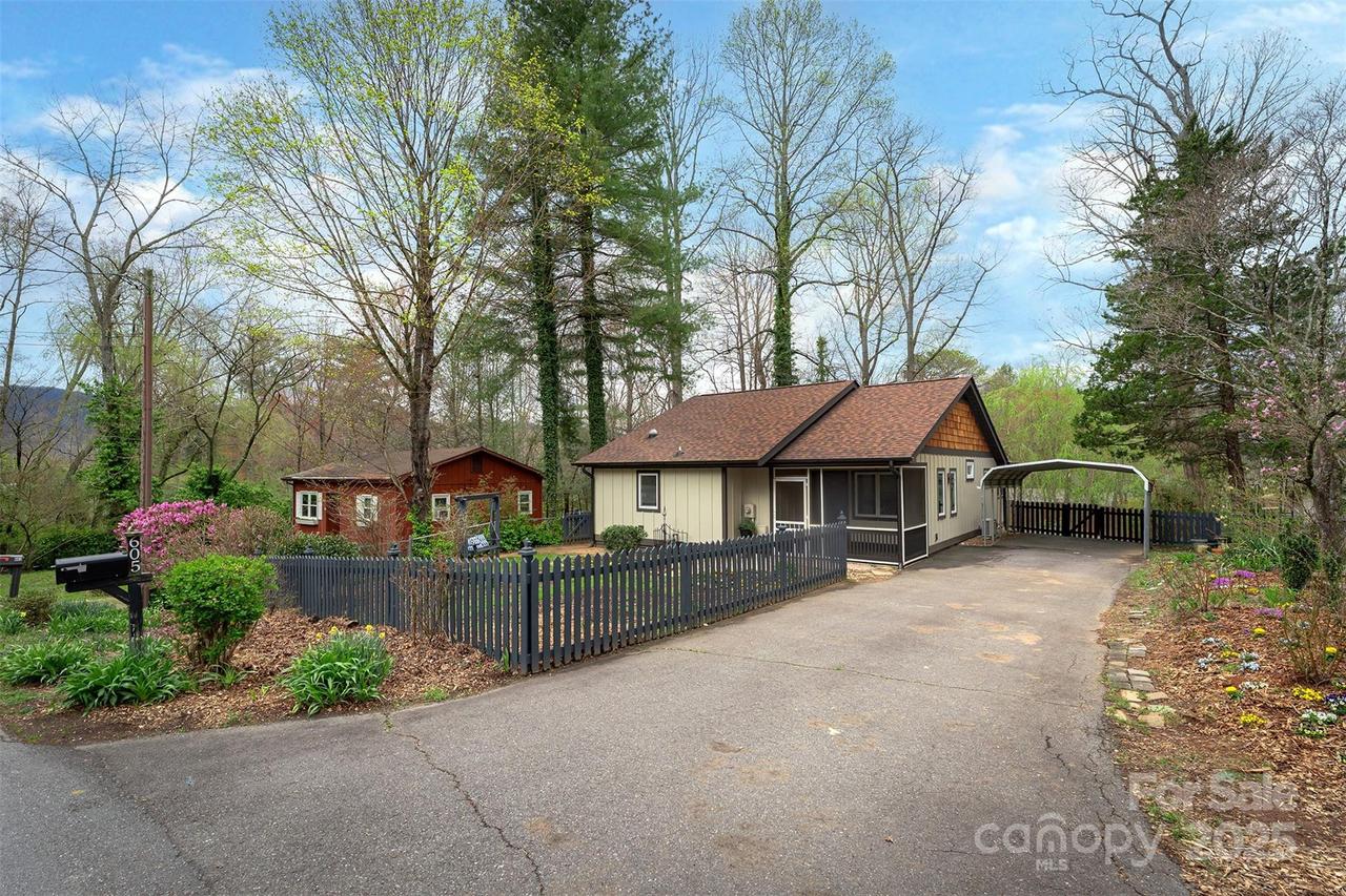 605 Rhododendron Ave., Black Mountain, NC 28711