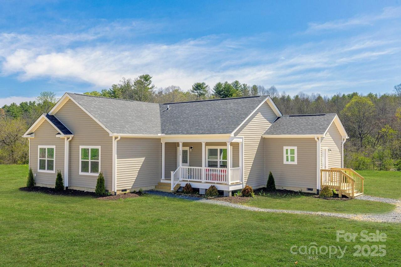 139 Mullinax Dr., Hendersonville, NC 28792