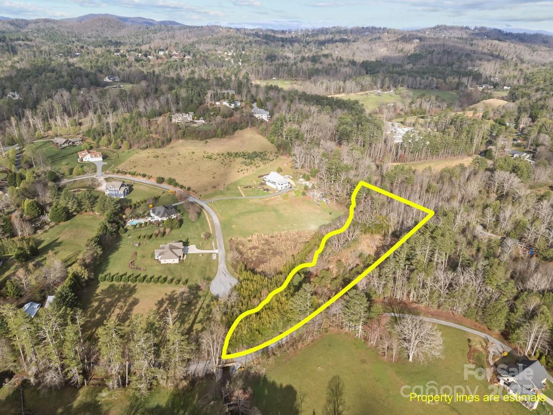 425 Nelson Valley Ln., Hendersonville, NC 28739