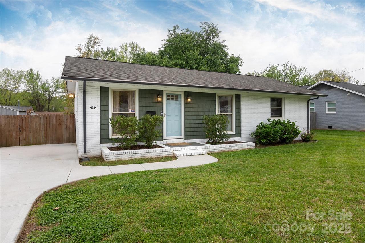 4244 Donnybrook Pl., Charlotte, NC 28205