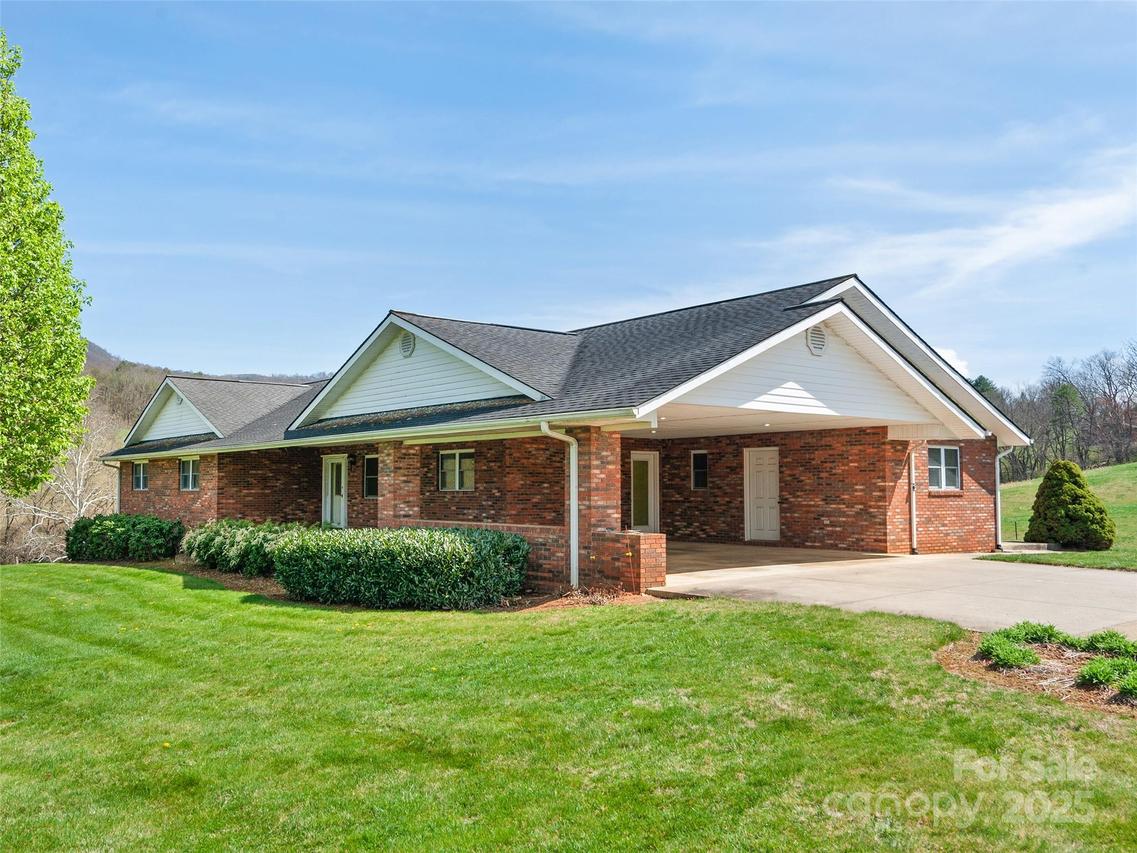 149 Sunny Hill Ln., Clyde, NC 28721