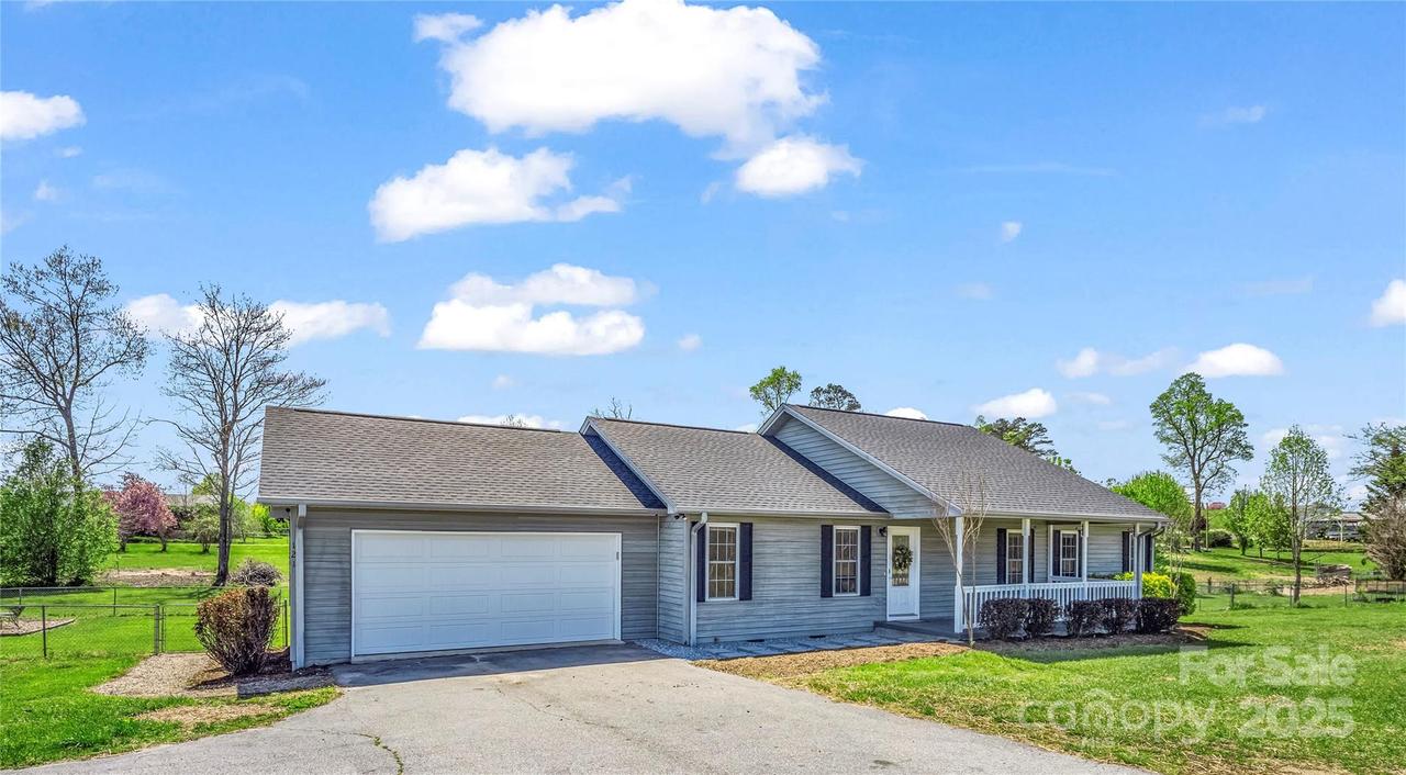 121 Blue House Rd., Hendersonville, NC 28792