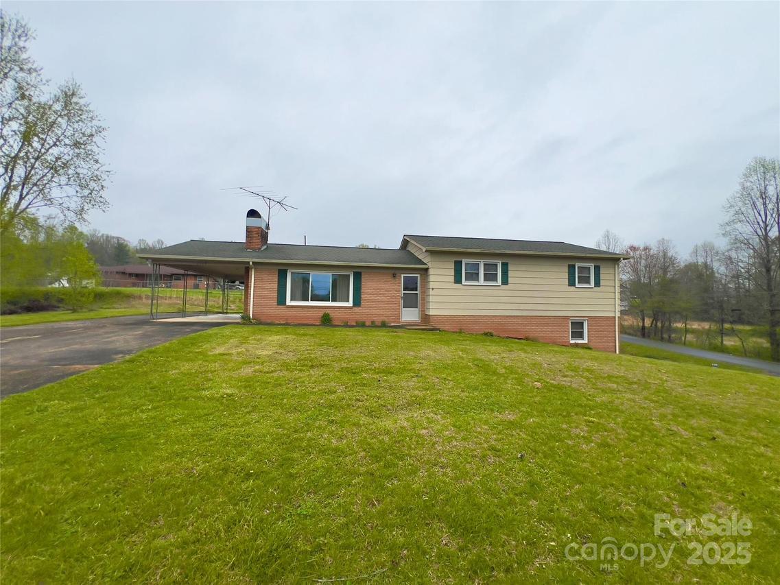 2348 W Lenoir Dr., Lenoir, NC 28645