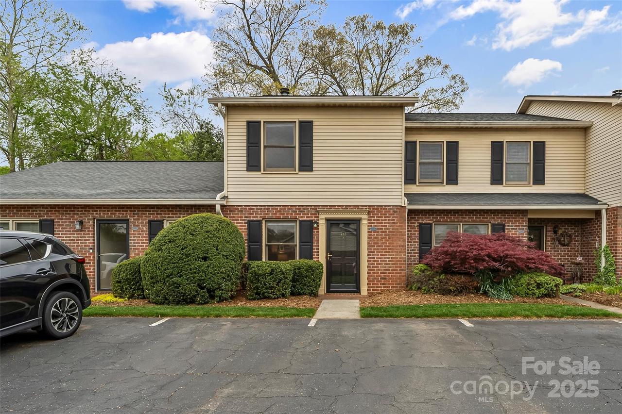 743 21st Ave., Hickory, NC 28601