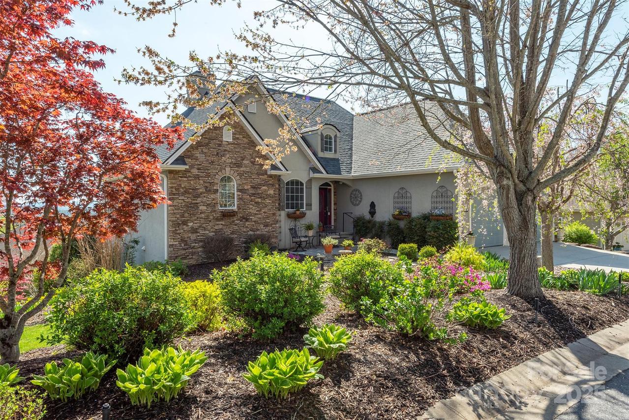 59 Carriage Highlands Ct., Hendersonville, NC 28791