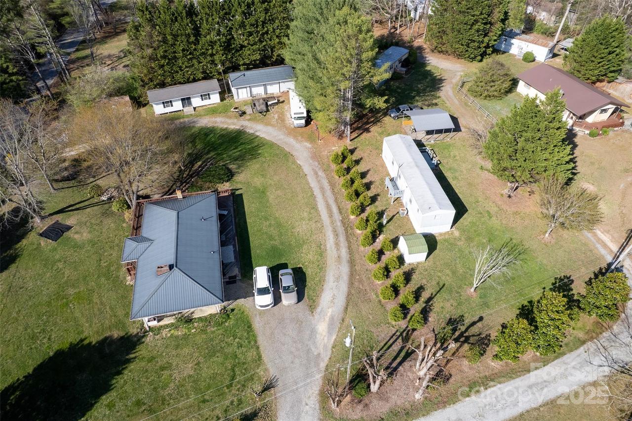 29 Delta Dr., Hendersonville, NC 28792