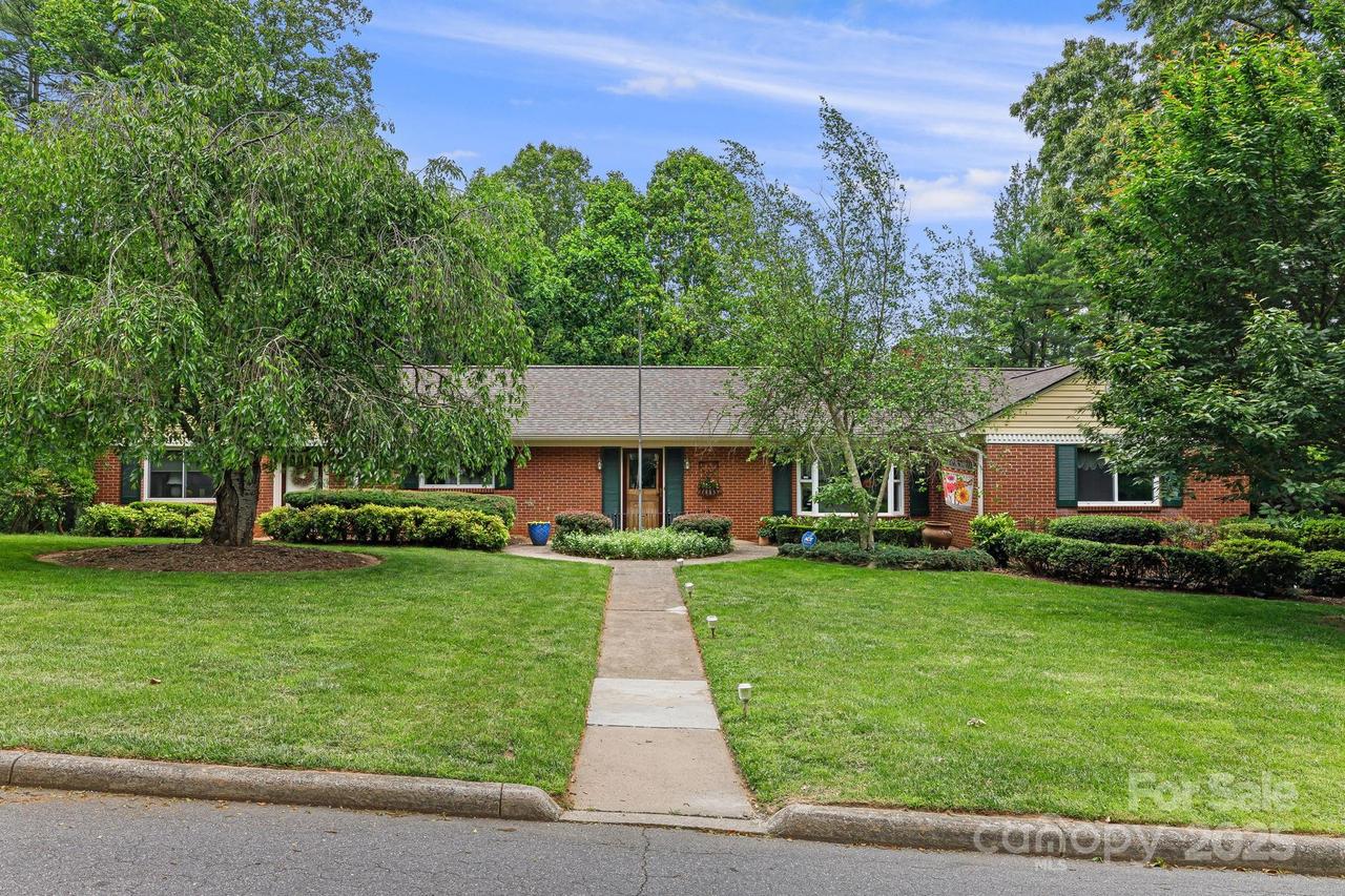 4 Dogwood Rd., Asheville, NC 28804