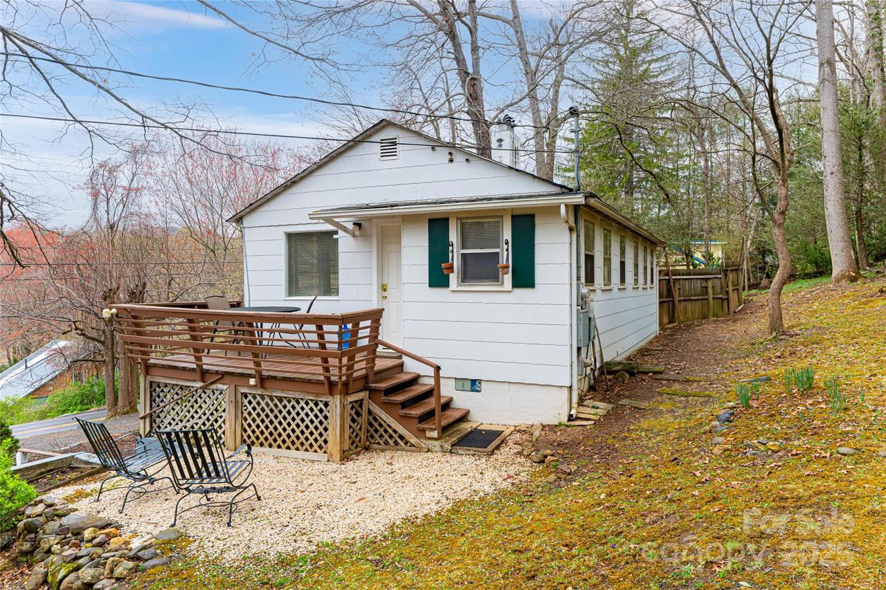 114 Cragmont Rd., Black Mountain, NC 28711