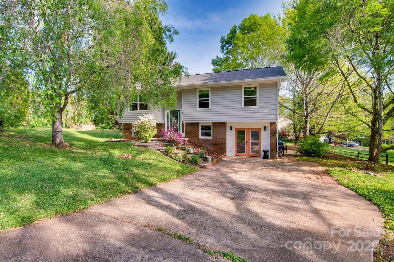 7 Guinevere Ct., Asheville, NC 28806