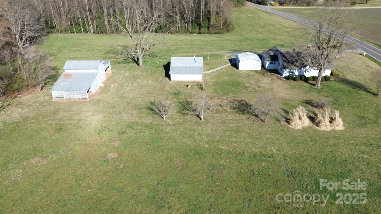 6395 Greenhorn Rd., Roaring River, NC 28669