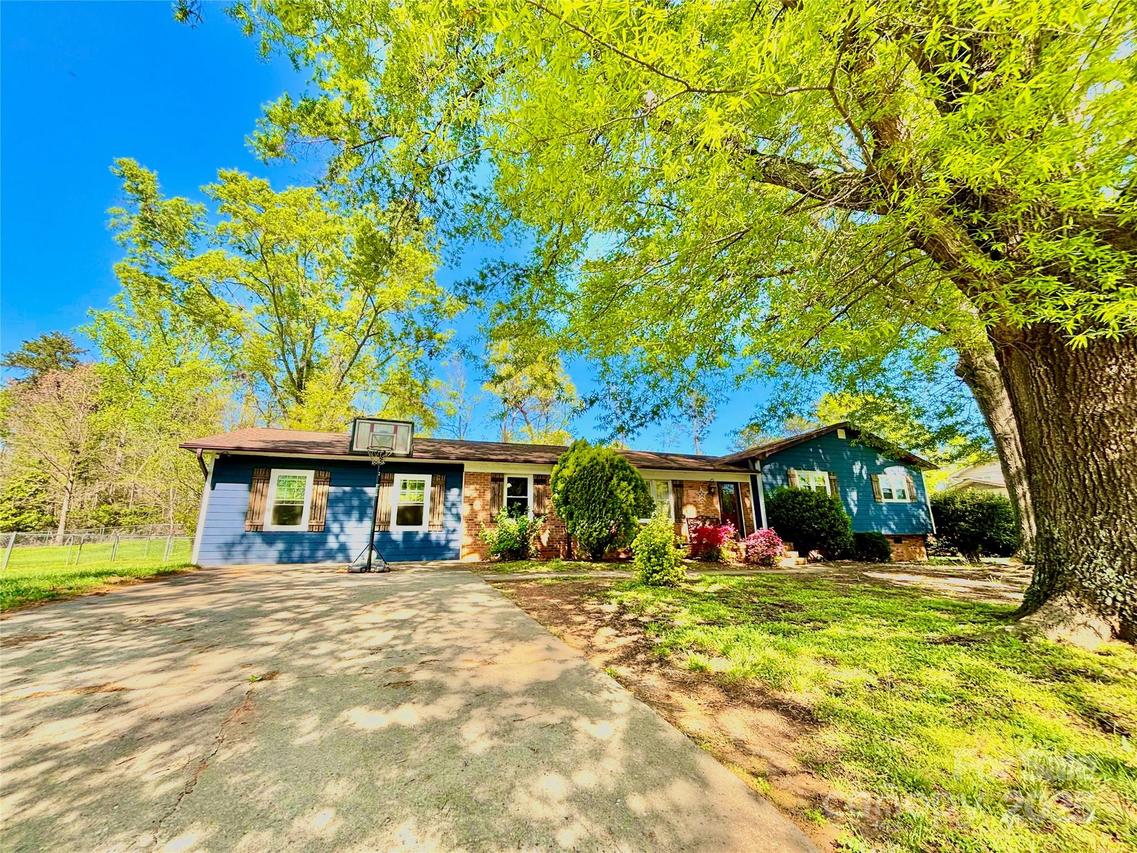 169 Greenbriar Dr., Forest City, NC 28043