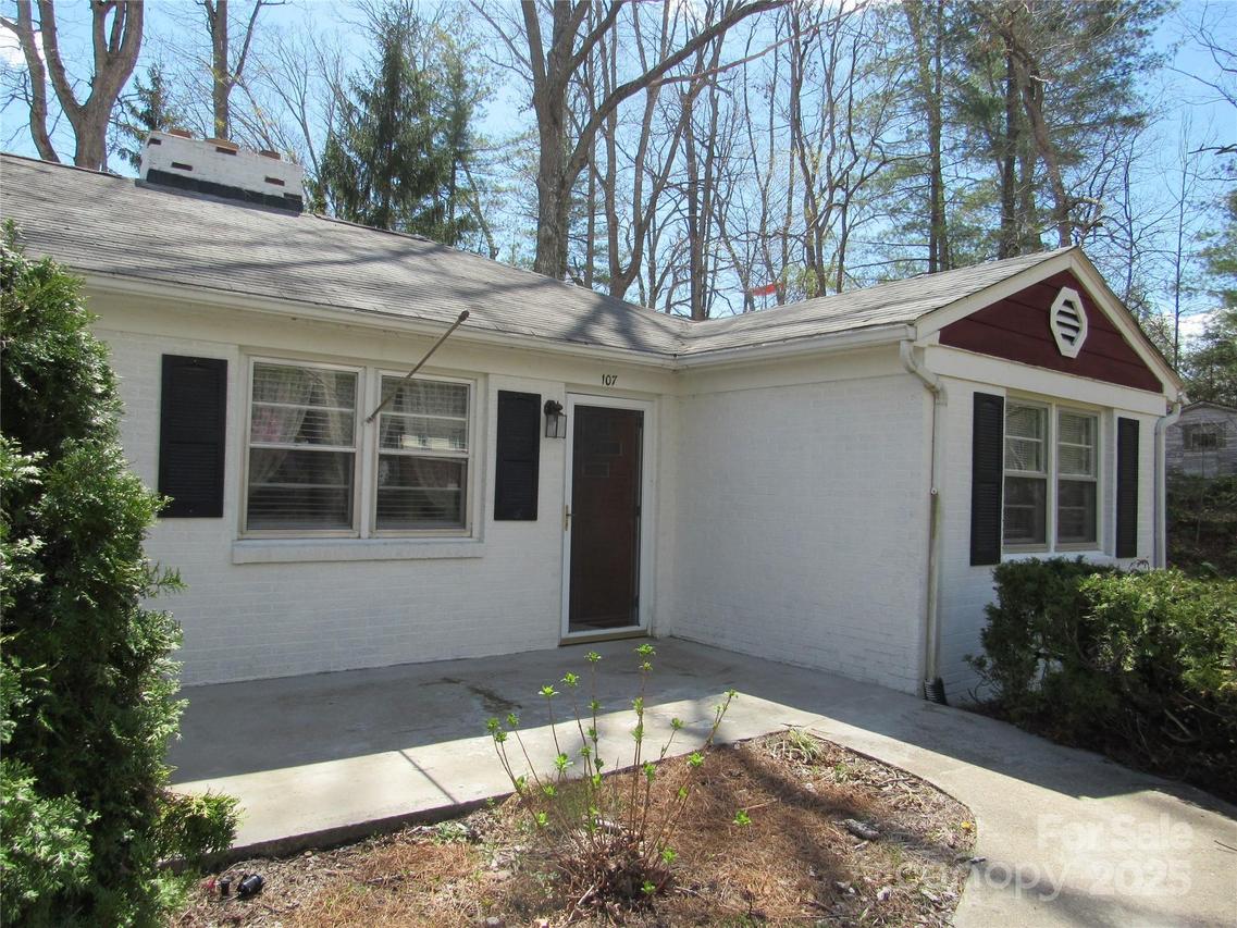 107 9th St., Black Mountain, NC 28711