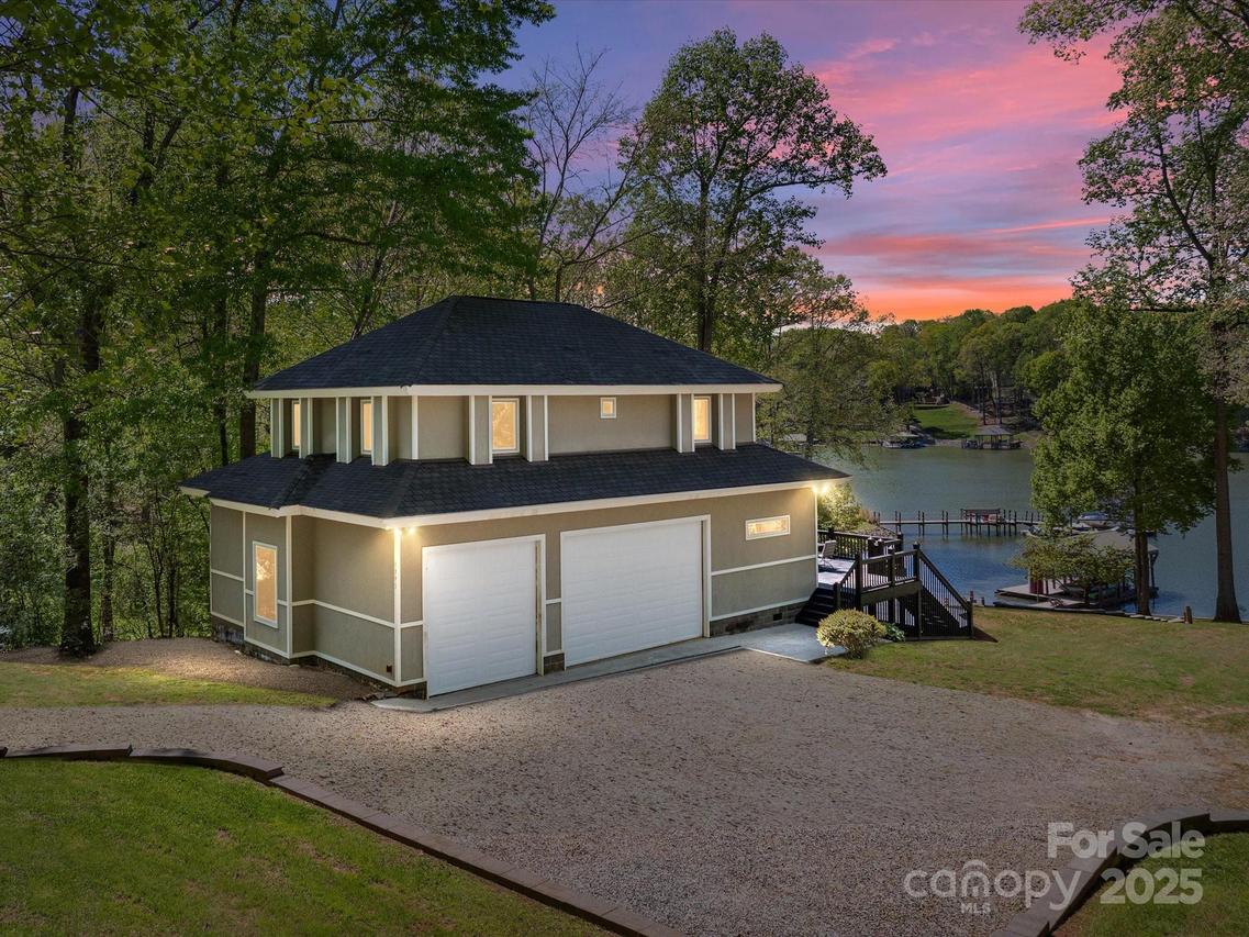 1395 Roundstone Rd., Sherrills Ford, NC 28673