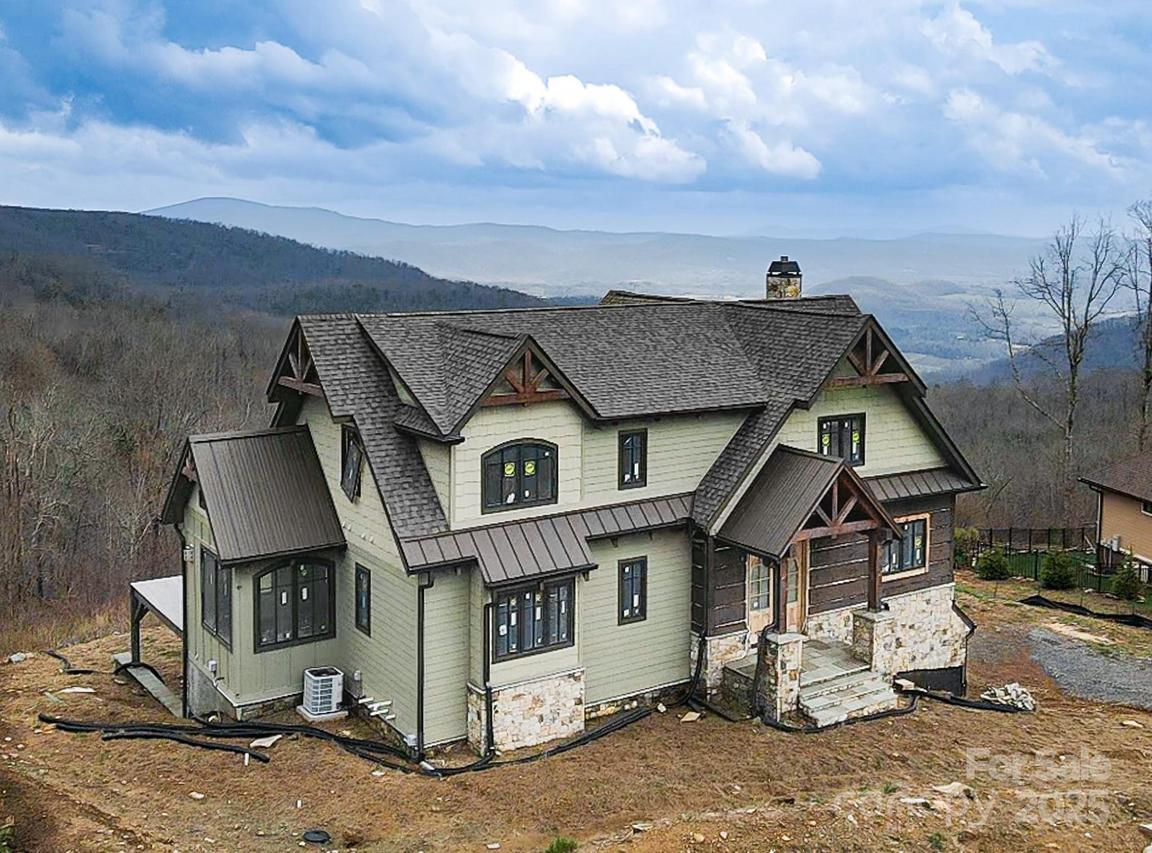475 Dancing Bear Dr., Hendersonville, NC 28792
