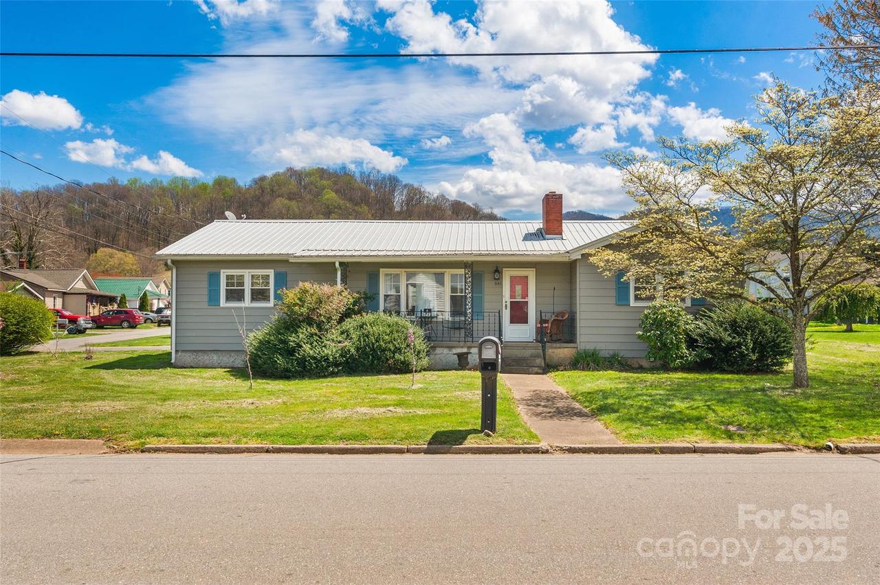 641 Camelot Dr., Waynesville, NC 28786