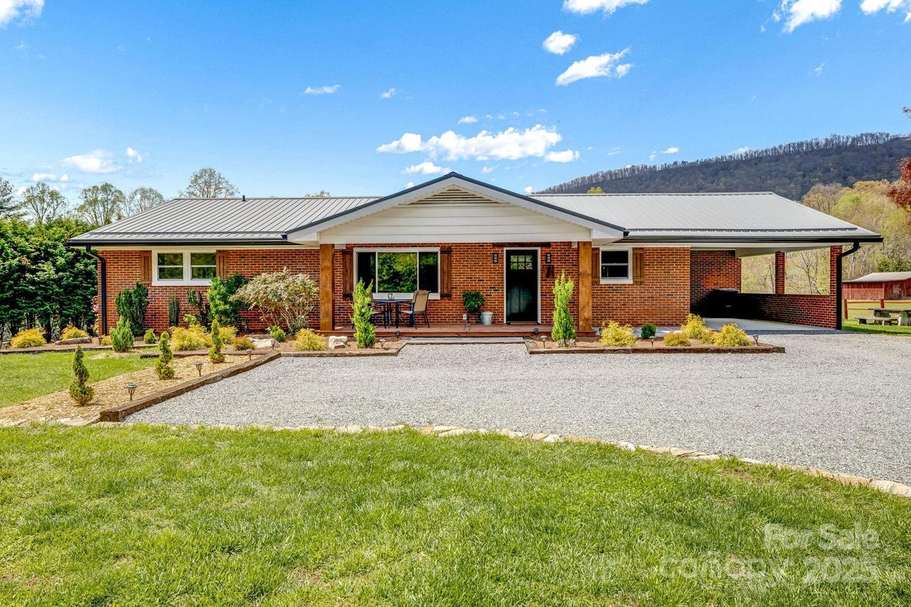 95 Hunters Ridge Rd., Mills River, NC 28759