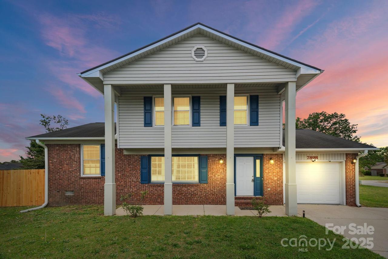 7898 Rivendale Dr., Fayetteville, NC 28314
