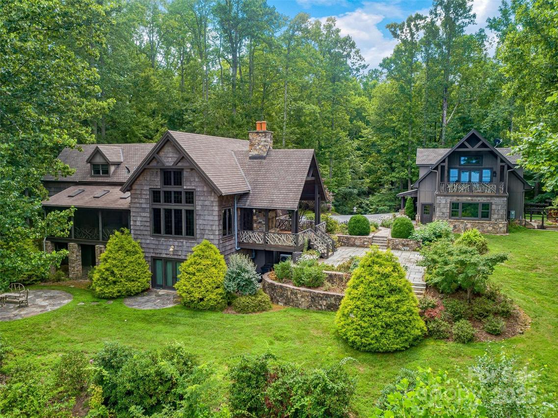 5019 Willow Rd., Hendersonville, NC 28739