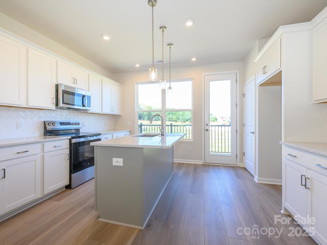 5727 Castlerea Dr., Charlotte, NC 28217