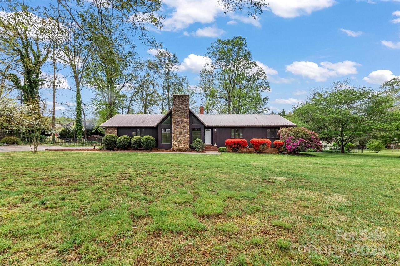 1074 Oakridge Farm Hwy., Mooresville, NC 28115