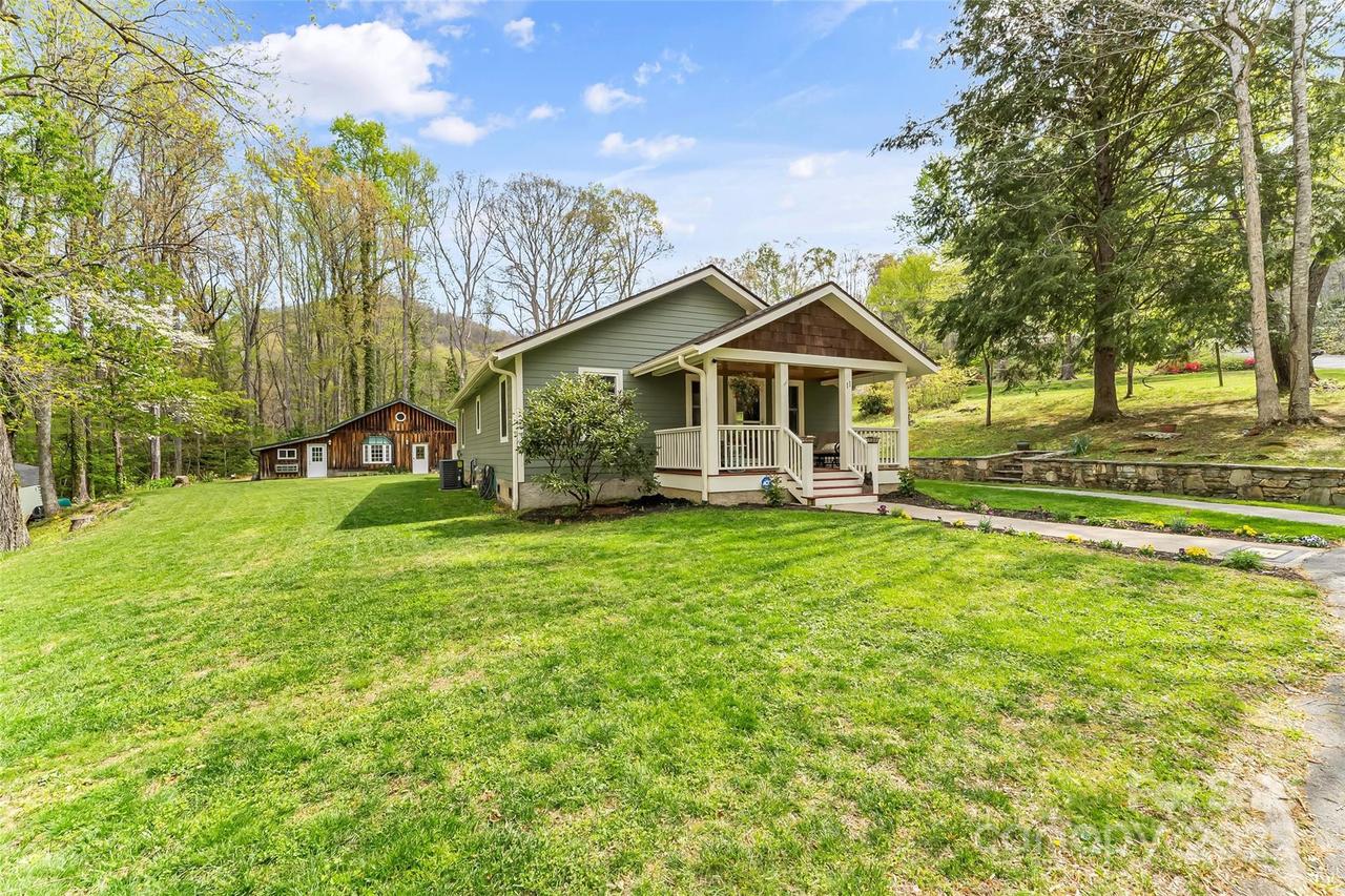 11 Hunting Lodge Dr., Black Mountain, NC 28711
