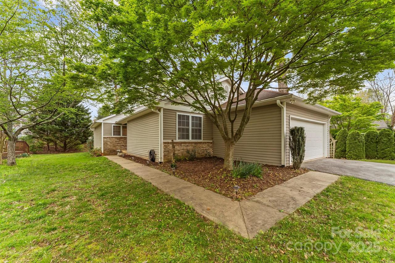 95 Wildwood Forest Ln., Mills River, NC 28759