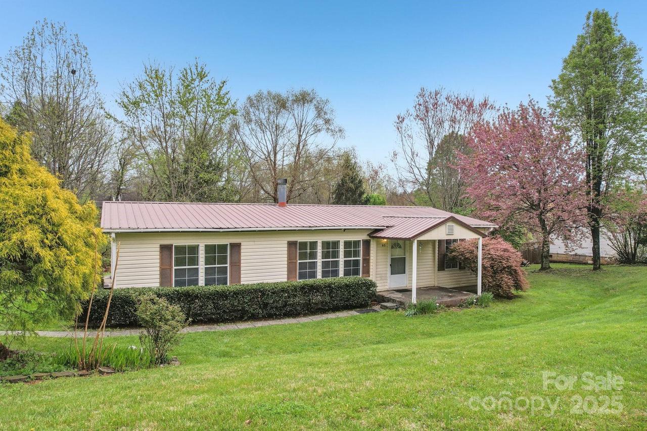 83 Libbey Ln., Mills River, NC 28759