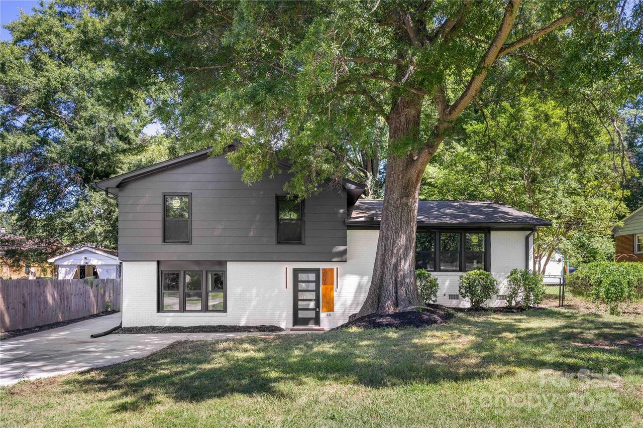 3801 Woodleaf Rd., Charlotte, NC 28205