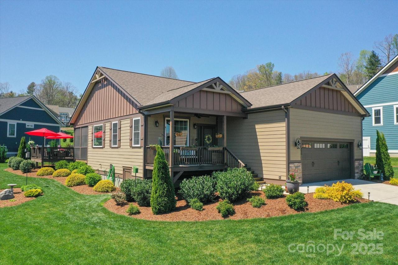 423 Blacksmith Run Dr., Hendersonville, NC 28792