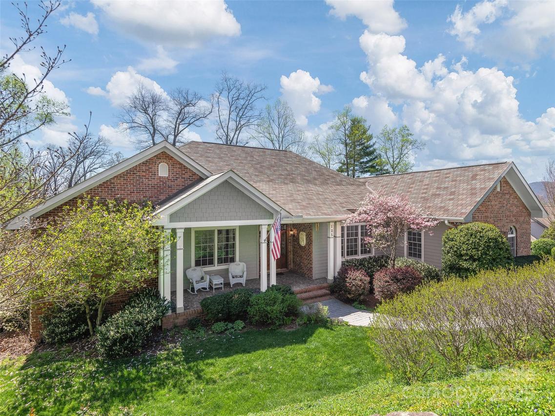 125 Lindsley Ct., Hendersonville, NC 28792