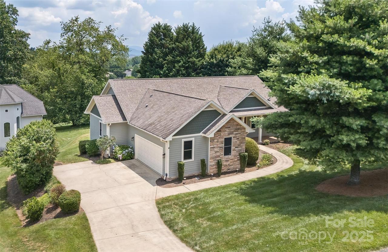 16 Devonshire Dr., Mills River, NC 28759