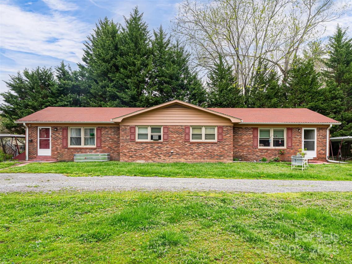 527 Glasgow Ln., Hendersonville, NC 28739