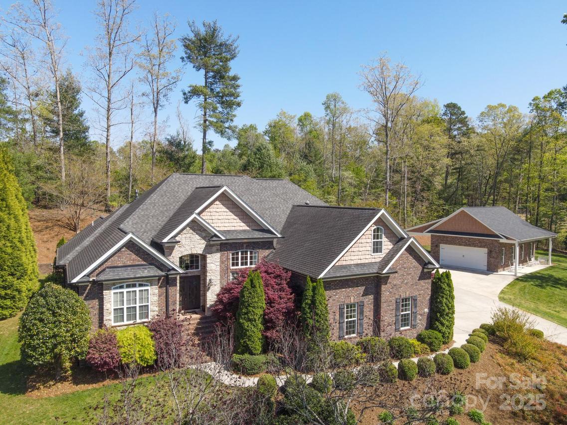 5016 Woodwinds Dr., Hickory, NC 28601