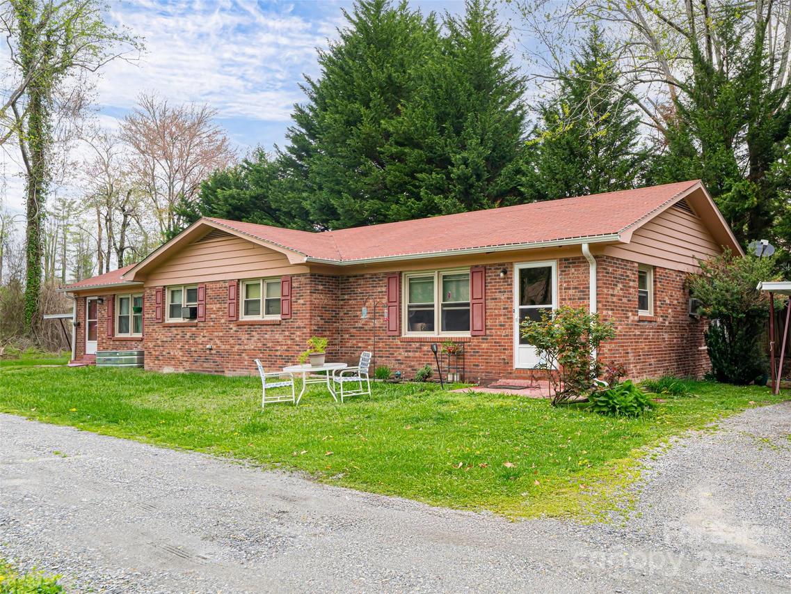 527 Glasgow Ln., Hendersonville, NC 28739