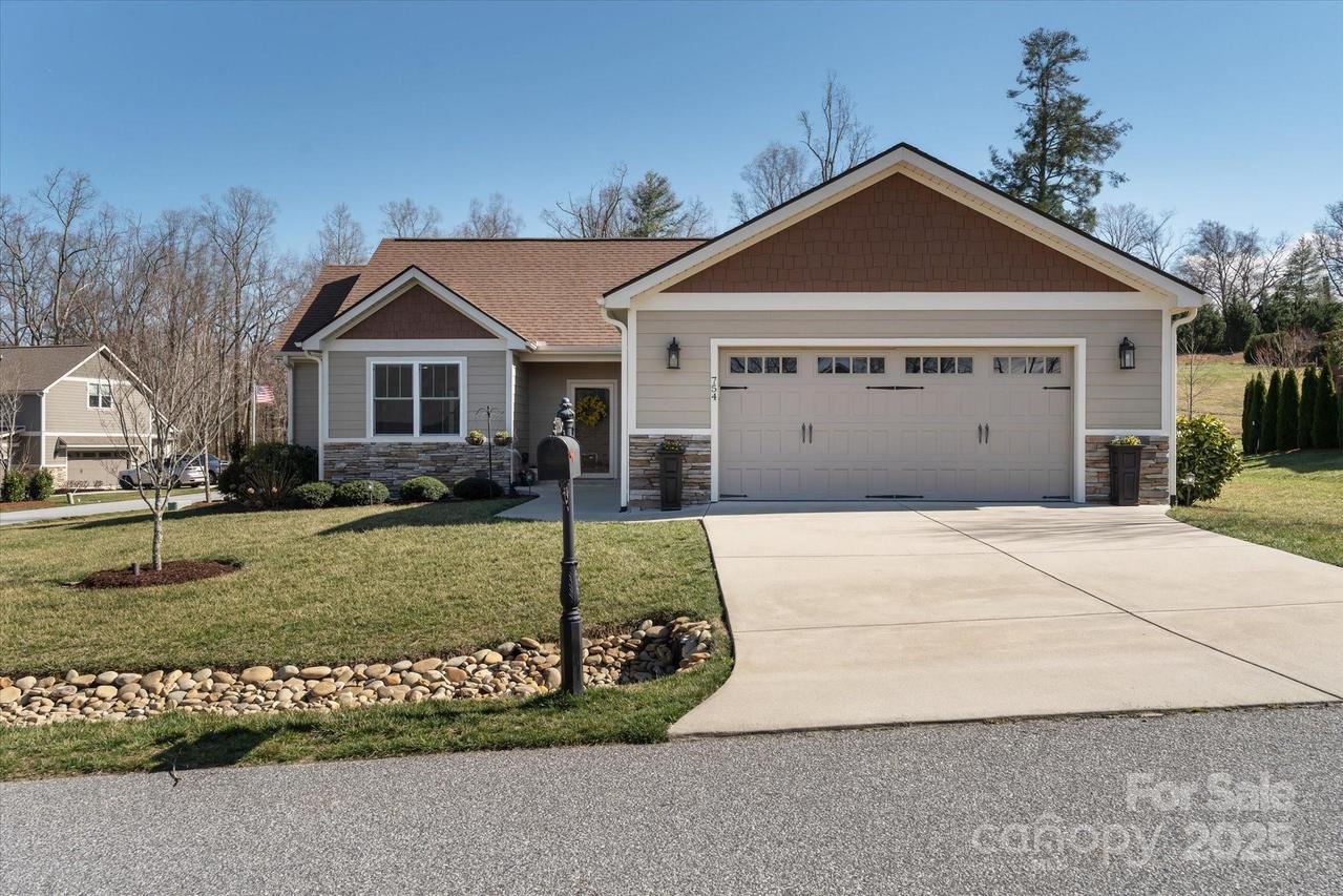 754 Blacksmith Run Dr., Hendersonville, NC 28792