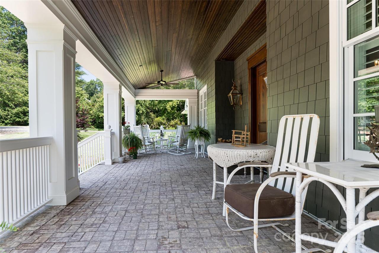 1 Cedar Chine Dr., Asheville, NC 28803
