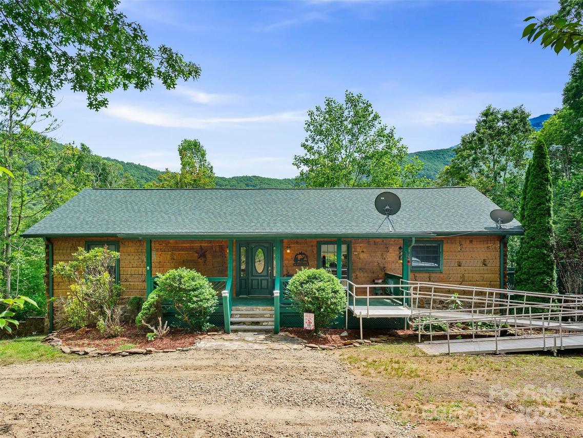 211 Cherry Hollow Rd., Burnsville, NC 28714