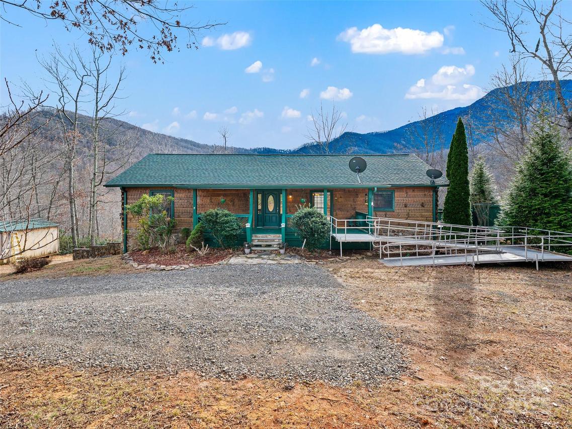 211 Cherry Hollow Rd., Burnsville, NC 28714