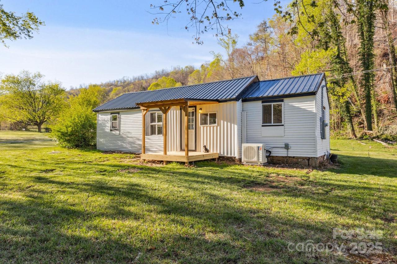 15 Curly Willow Ln., Weaverville, NC 28787