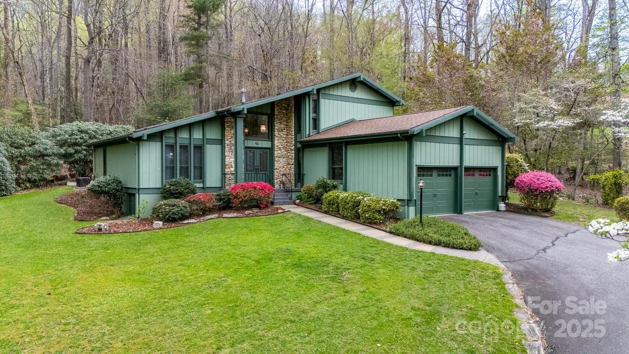 9 Chippewa Ln., Hendersonville, NC 28791