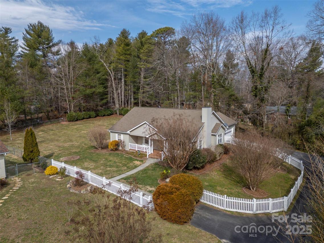 103 Sinclair Ln., Hendersonville, NC 28739