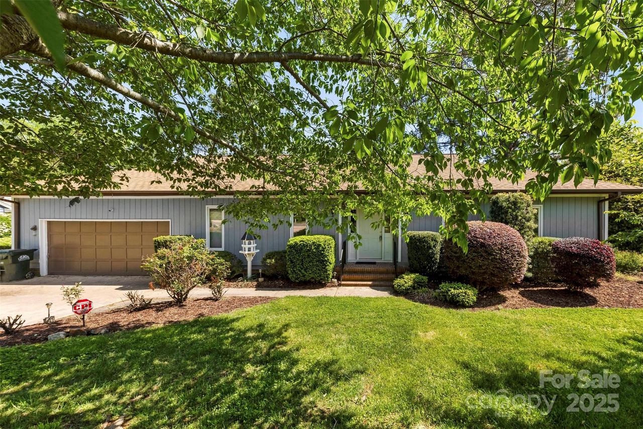 1012 Woodlark Ct., Gastonia, NC 28056