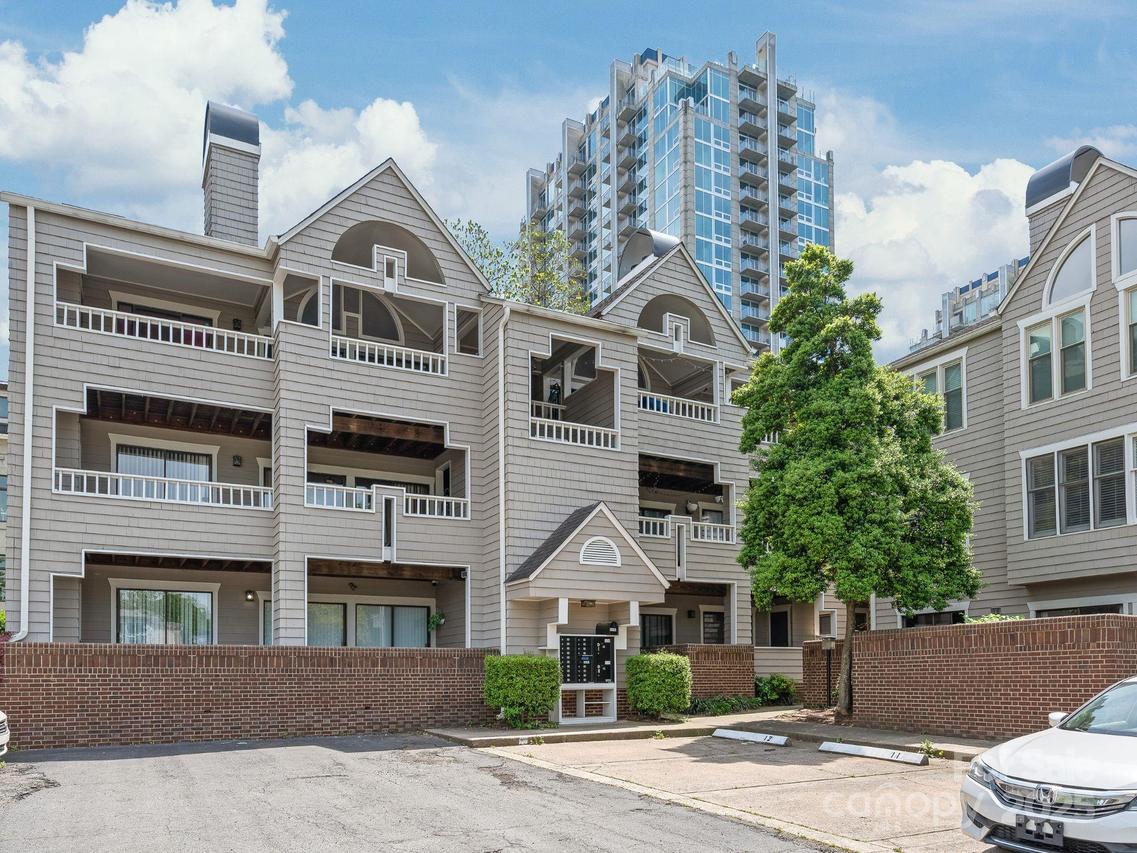 212 W 10th St. #17, Charlotte, NC 28202