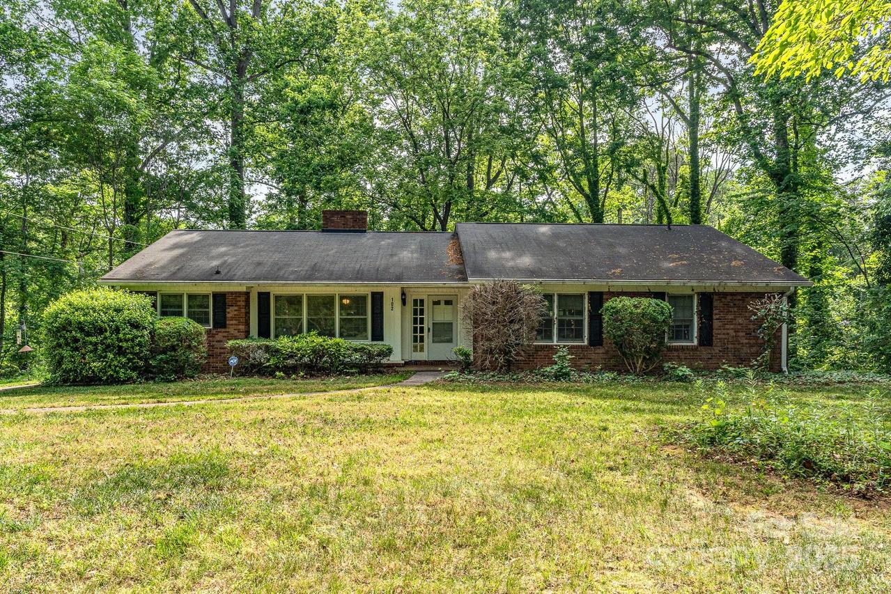 102 Forest Ct., Huntersville, NC 28078