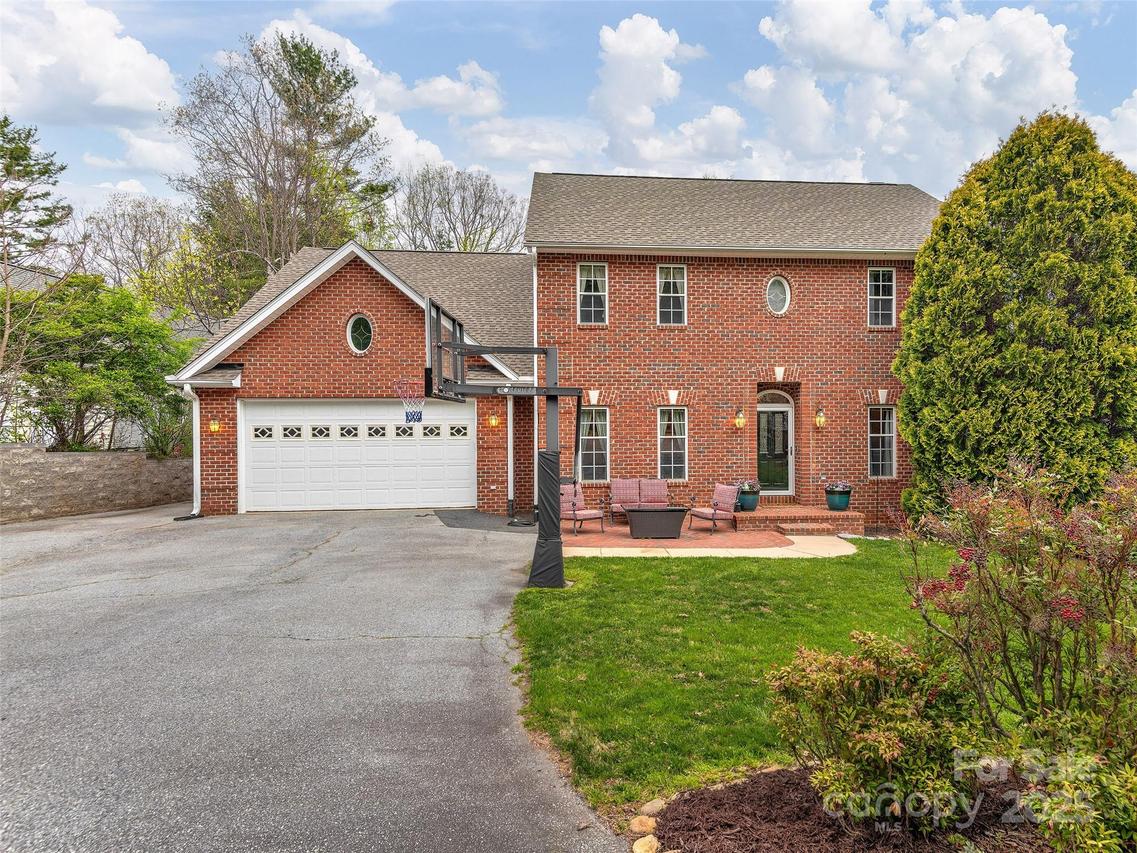 9 Madelyn Ln., Fairview, NC 28730
