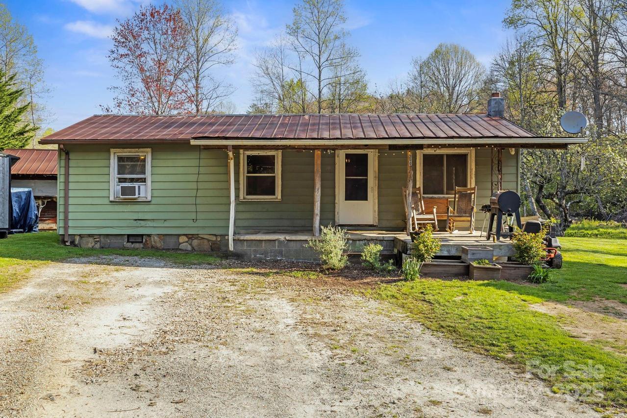 900 Kim Miller Rd., Lake Toxaway, NC 28747